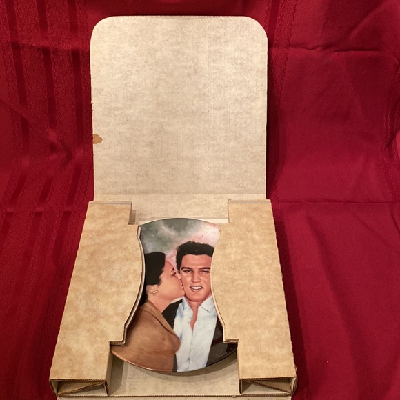 Elvis Presley: Looking at a Legend Delphi Collector Plate - 8 1/2” - Picture 7 of 7